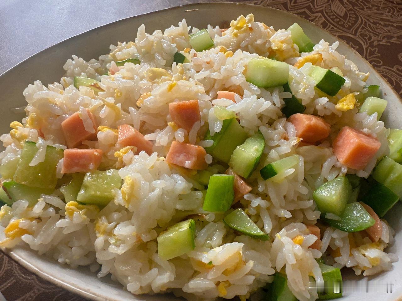 给老爷们做的午饭
炒米饭，牛肚芹菜，虾炖大头菜。
我不吃这些，我要减肥。
我吃的