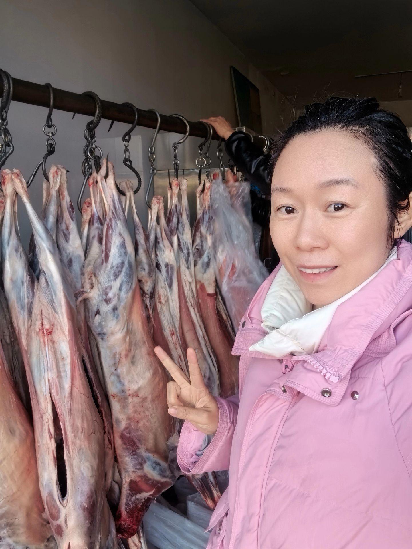 内蒙古咱家牛羊肉现杀现发，这两天订单特别多，下单的朋友注意查收哈优质羊肉