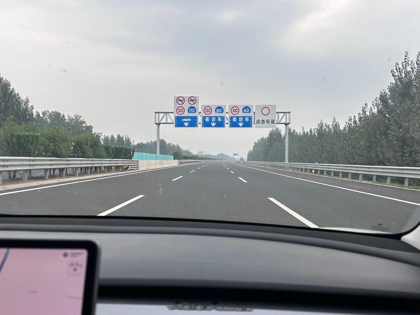 进入山东，高速就我一台车[笑cry]路直没大坡没急弯，太困了，换媳妇开吧。 ​​