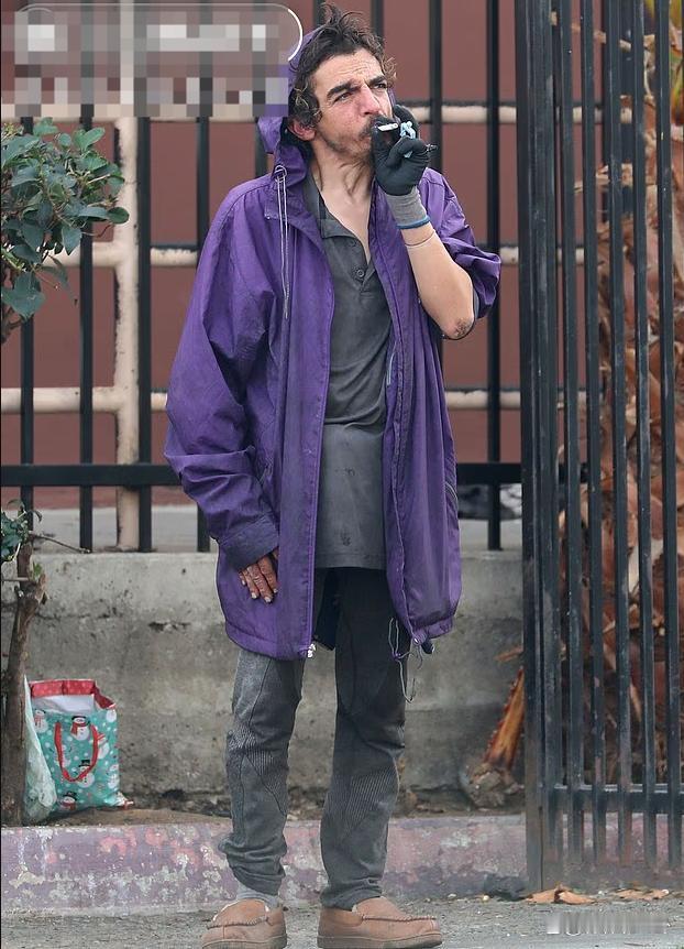 从童星到流浪汉 好莱坞造梦工厂的“弃子”悲歌
 
36岁泰勒·蔡斯街头捡食的画面