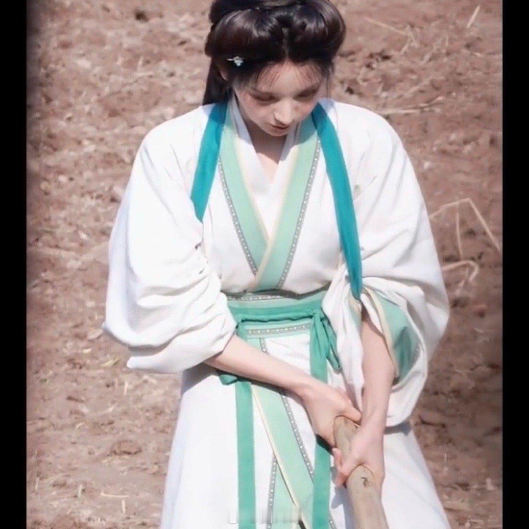 田曦薇嫁金钗放牛路透哈哈哈哈哈就是说小田来电视剧《嫁金钗》是体验生活的吧，田曦薇