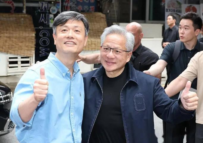 黄仁勋：谁和我吃饭，谁股价翻番！据媒体报导，英伟达财报电话会上，当分析师询问产能