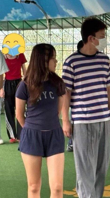 贾乃亮陪甜馨逛虎园 父女同框温馨有爱，13岁甜馨已到爸爸肩膀。也印证了两人离婚后