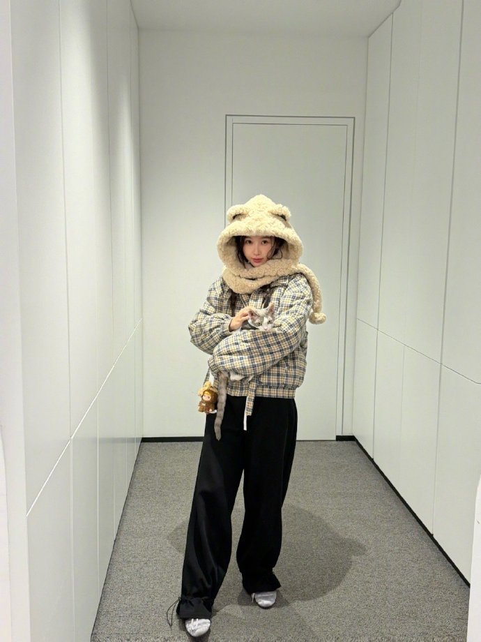 虞书欣抱猫拍照虞书欣说提前祝大家新年快乐 虞书欣说提前祝大家新年快乐 