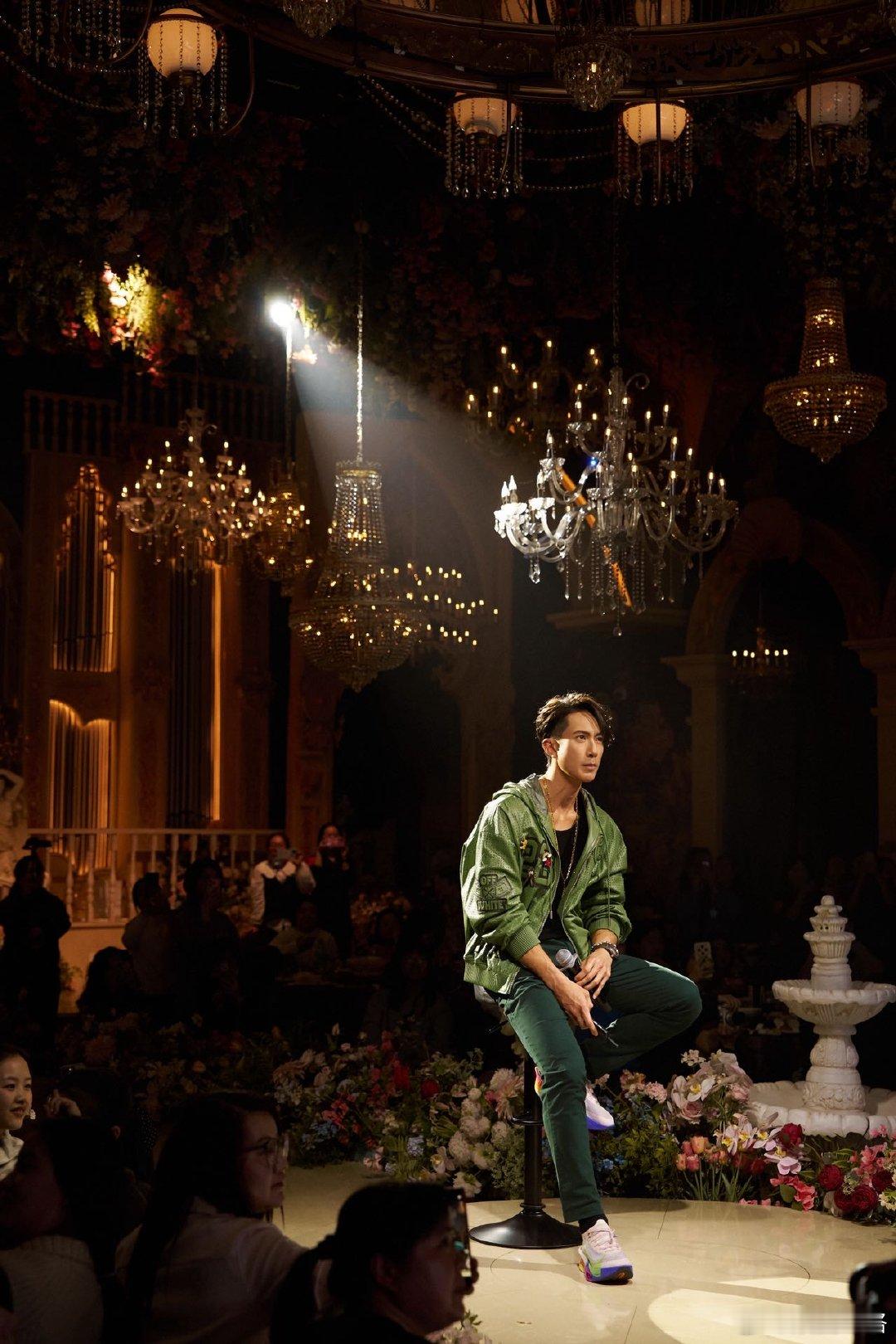 吴尊送粉丝20周年钢板明信片 救命！吴尊也太会了吧，20周年特意做钢板材质的明信