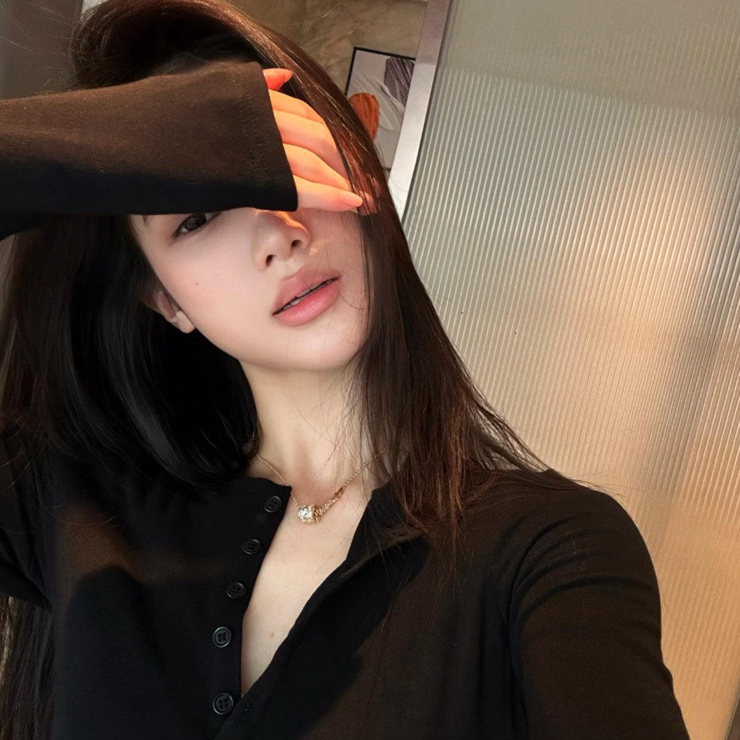 直到你坚信的东西 突然一夜之间被推翻 你开始琢磨那些过往片段到底参杂着多少你不知