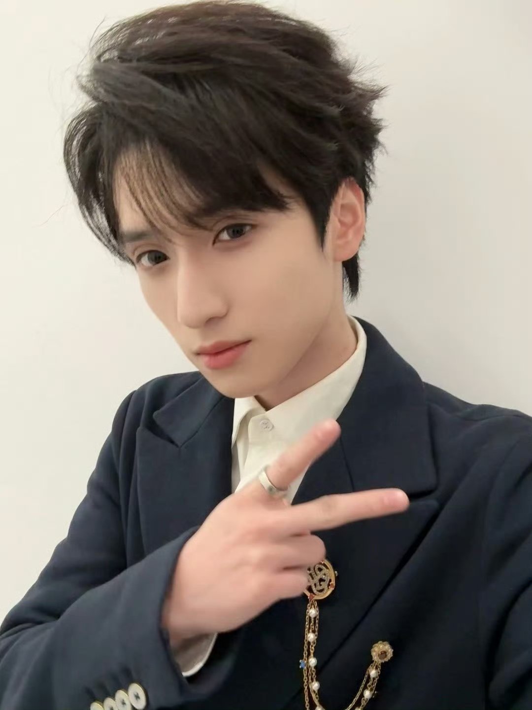 严浩翔微博之夜plog来啦，是西装造型满分帅气的浩翔会动VS不会动，都很帅气啊谁