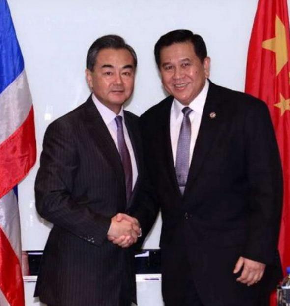 不到24小时，泰国就变脸了！
 
7月24日，中国好心表示愿意当和事佬，帮忙调解