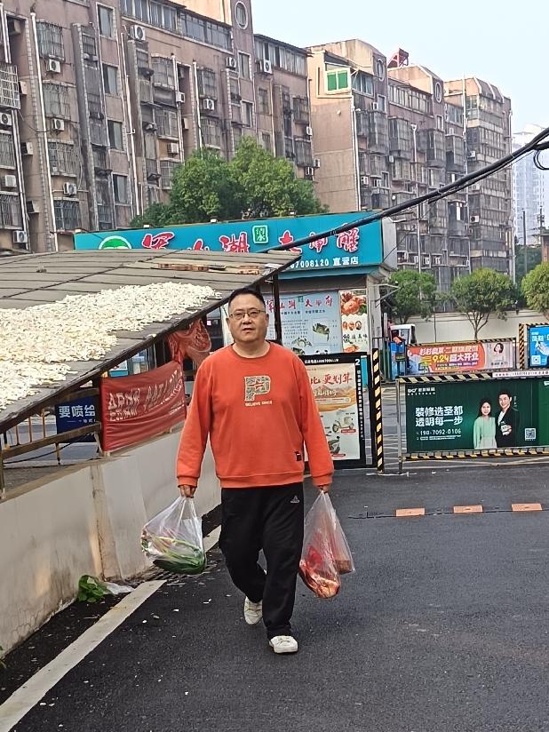 南昌今天早上很凉爽，最低温度18度。

8点左右来到了抚河桥菜市场，哎呀呀，今天