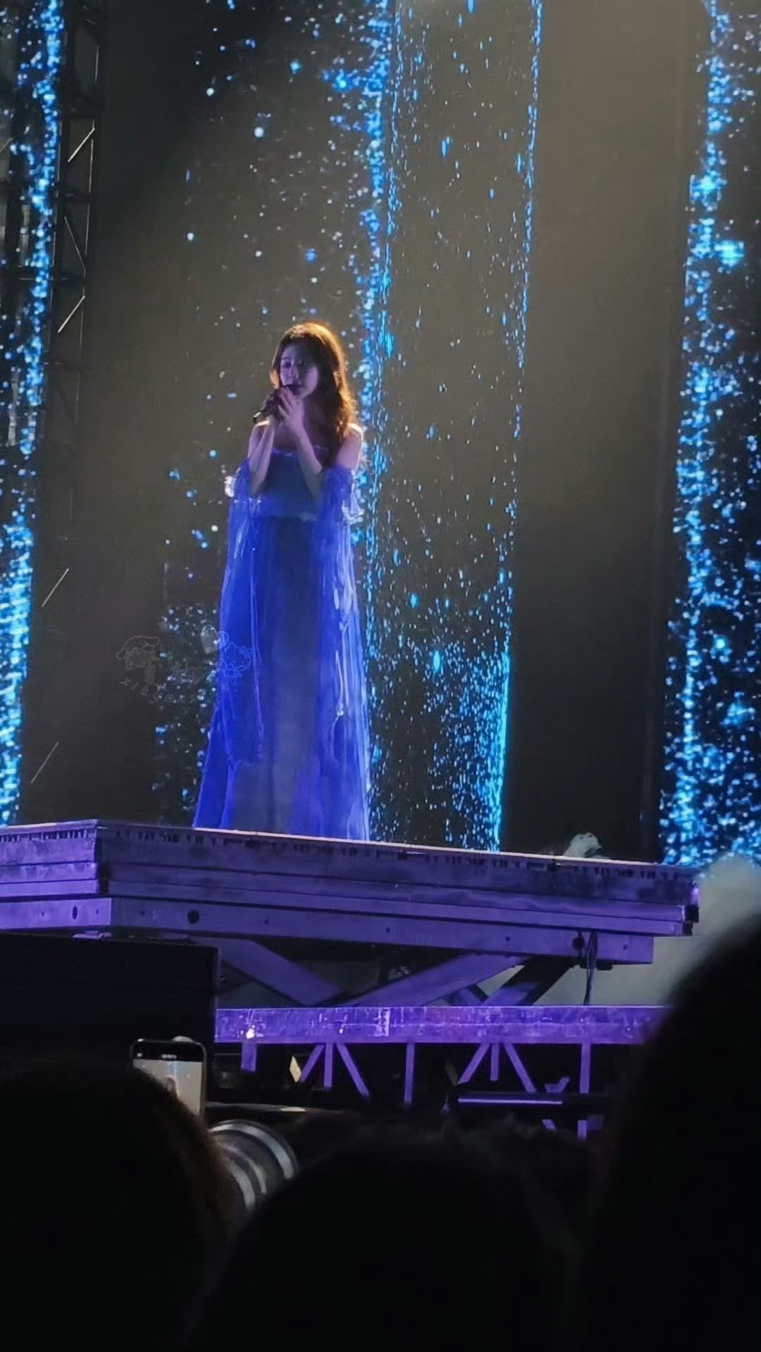 谭松韵首次当演唱会嘉宾把谭松韵打包送去浪姐助演每一次登台都带来惊喜，谭松韵首次演