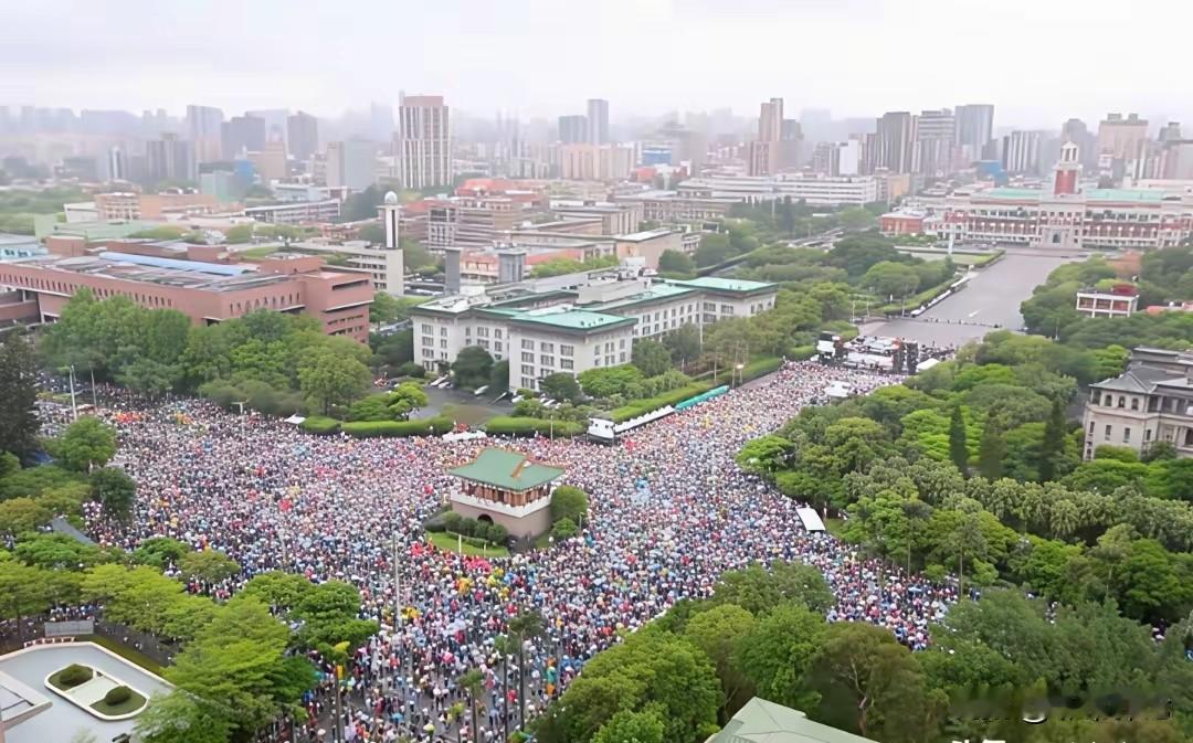 看今晚凯道人数轮输赢。
7月25日傍晚，台北凯达格兰大道举行大规模民间集会，主题