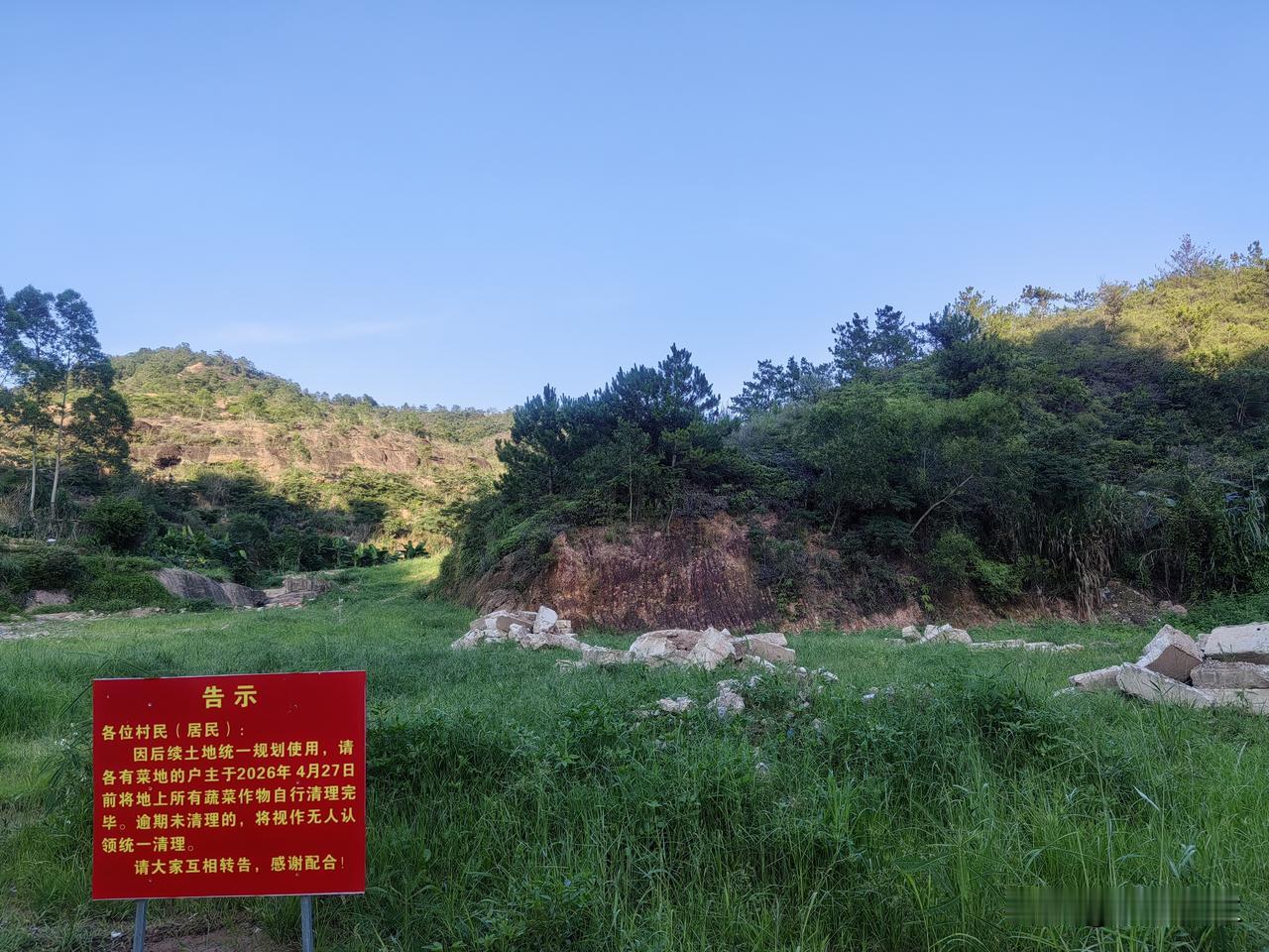 留给这些大爷大妈、大叔大婶的时间不多了，推土机的轰鸣声估计很快就要响起。
   