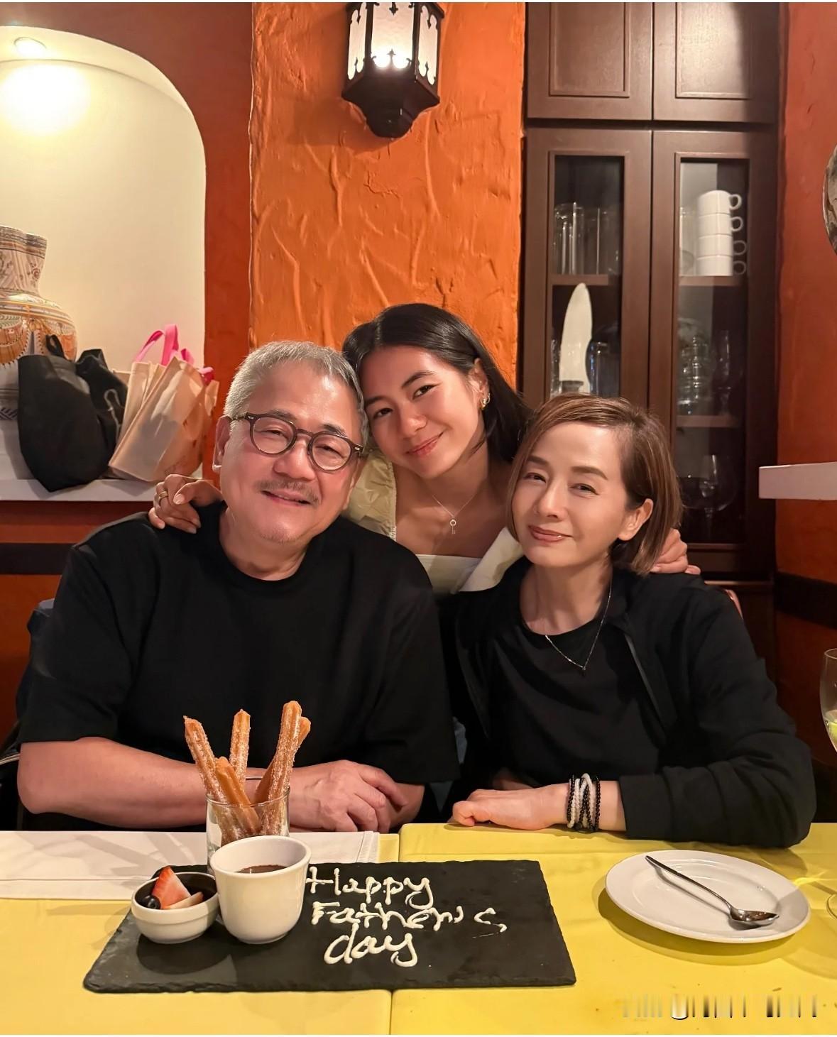 香港实力派女演员、主持人毛舜筠及女儿陪同香港知名电影导演区丁平在西餐厅过父亲节，