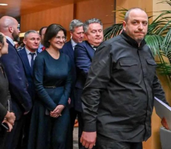 把笔当场摔烂了！日内瓦谈判第一天：乌克兰和美国代表争吵激烈！

有网友说：乌克兰