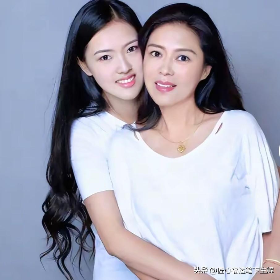 排球名将张常宁，母女同框好似姐妹花。一身简约白衣，张常宁依偎在母亲身旁。二人眉眼