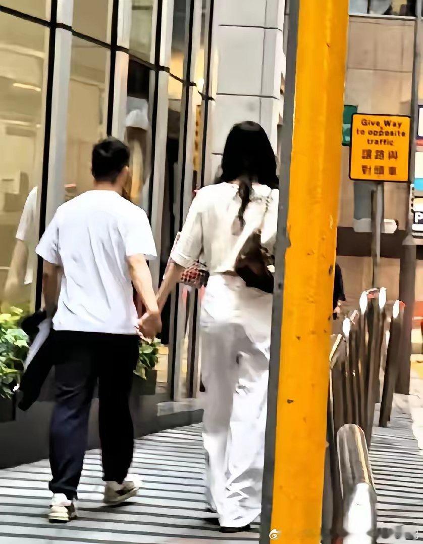 有网友在香港偶遇何猷亨奚梦瑶，两人手牵手，好甜蜜啊！昨天是七夕节，两人肯定也是出