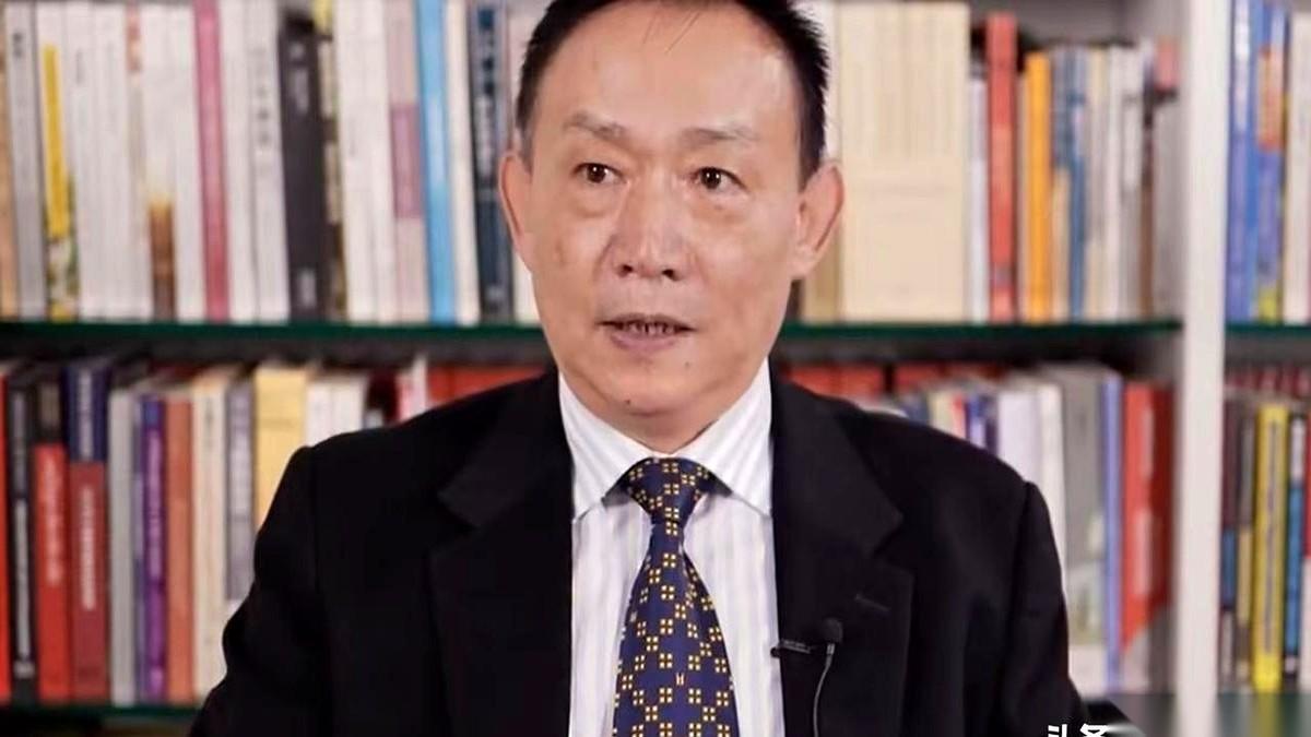 卢麒元直接把现在的电商叫作“新型地主”，指出它们正靠着流量收租和算法监控两头收割