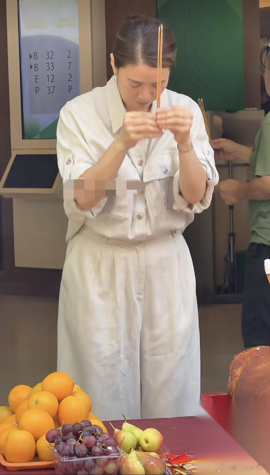 6月22日，袁咏仪现身香港参加新电影的开机仪式，55岁纯素颜出镜老了不少，竟然有