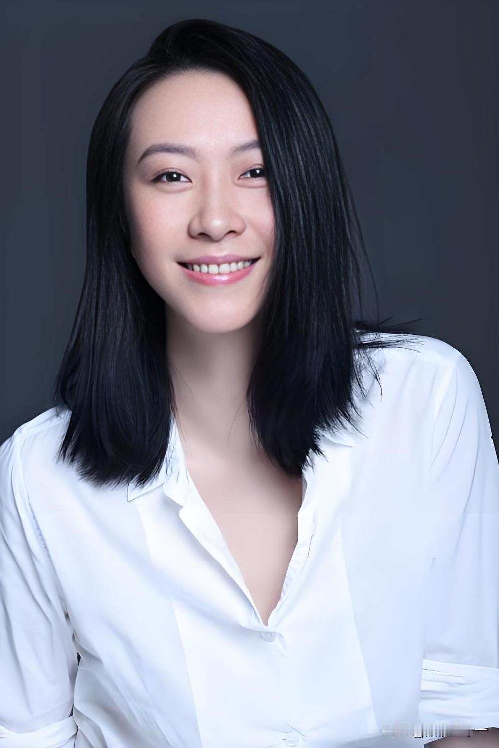 蒋奇明的余高远演得好，

吴越的方淑梅演的也好，

可比起这些大咖老戏骨，饰演邱