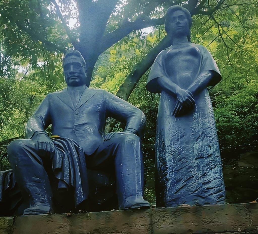 1947年除夕夜，杨虎城的妻子谢葆真被特务绑在床上。这群恶魔扒下她的裤子、从大腿