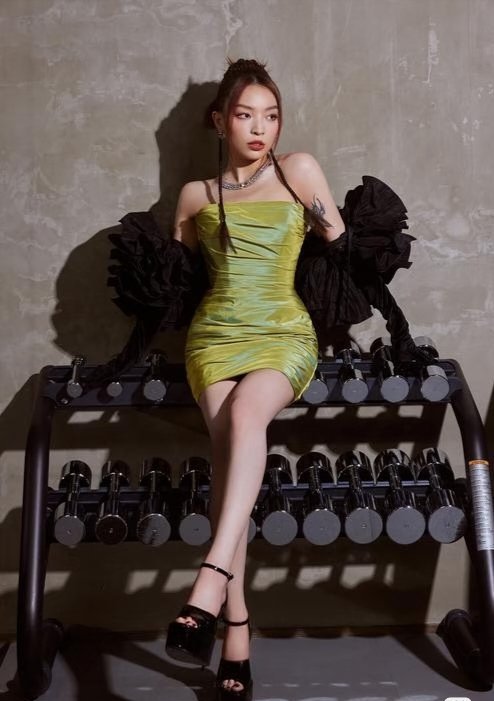 vava提着布瑞吉脖子走路 VaVa单手拎布瑞吉像拎包，他全程冷漠脸：习惯了。《