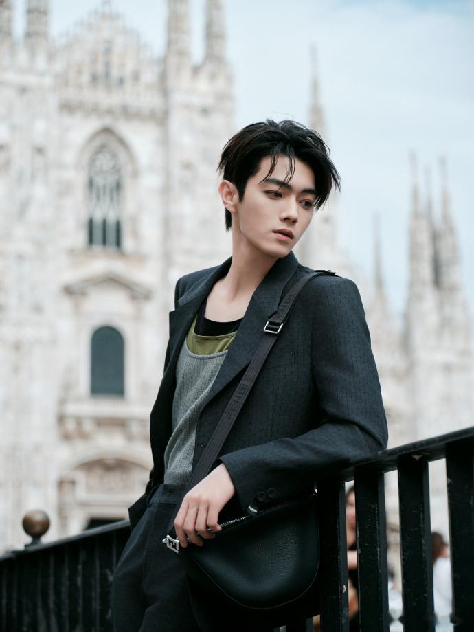 #许凯穿了三层内搭##许凯好hot# 许凯的新大片，三层内搭难掩 hot 身材，