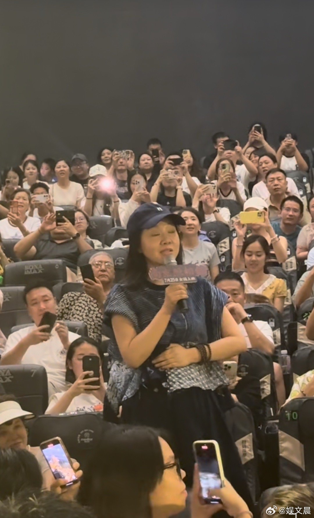 闫妮南京照相馆路演哽咽发言 西安路演闫妮谈《南京照相馆》几度哽咽，赞影片克制有力