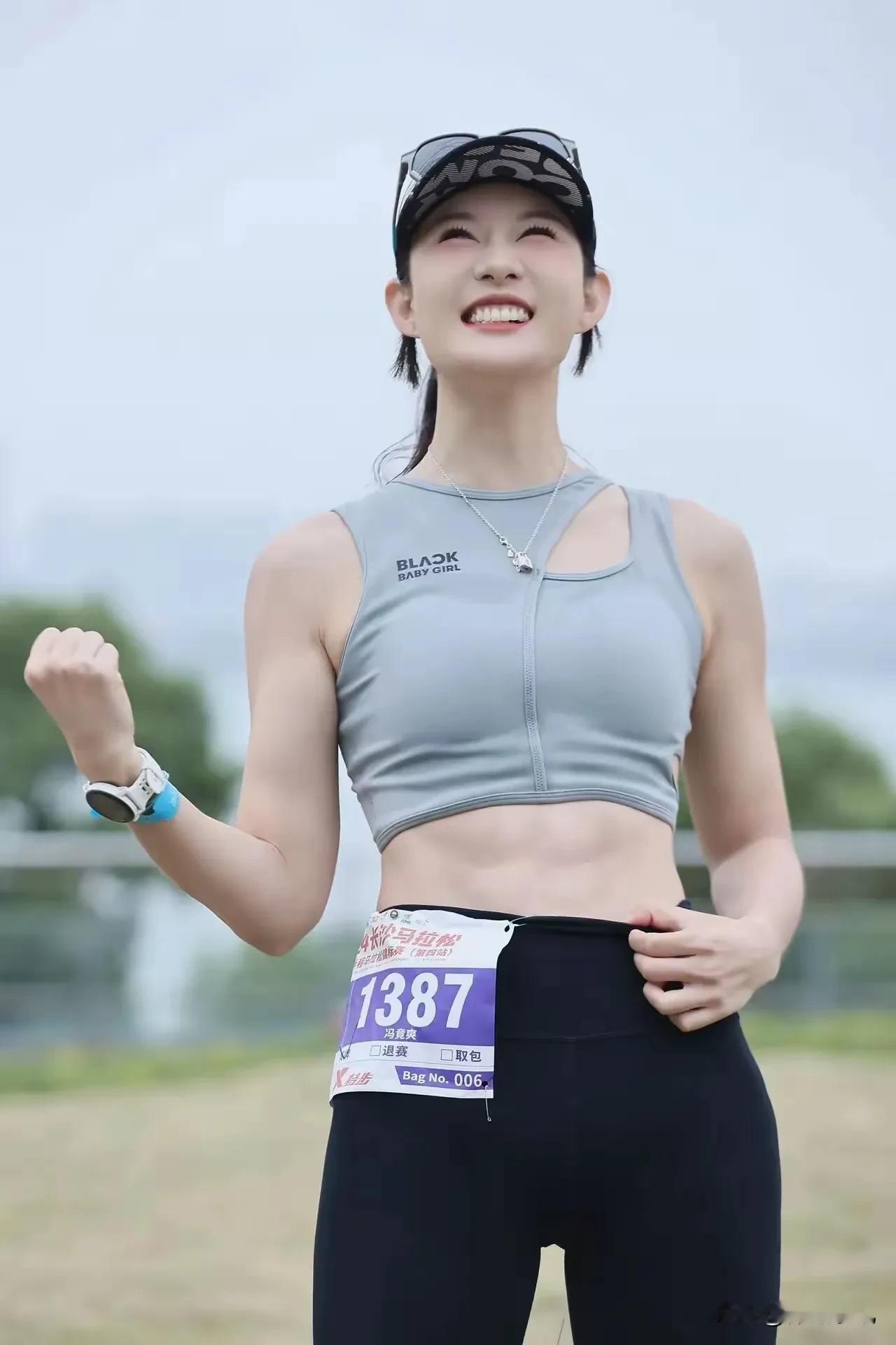 冯竟爽，好久不见了，这次是在湖南长沙参加马拉松，不得不服，她的皮肤是真的白，作为