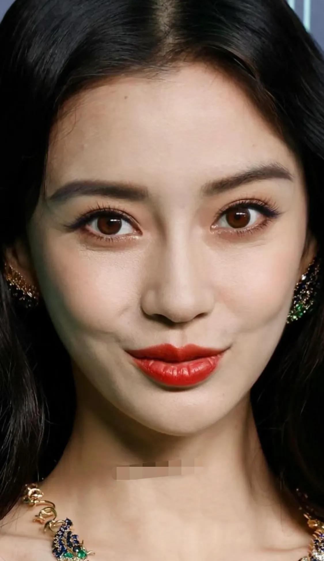 baby的脸真抗打，精致女孩
现在太瘦了再加上年纪也上来了，嘴巴本来就大和苹果肌