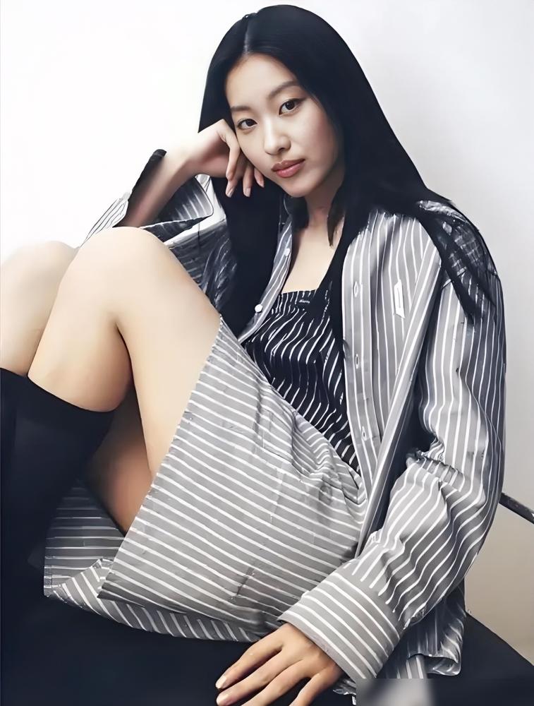 陈奕迅21岁女儿出道，竟被她妈徐濠萦坑惨了！浑身大牌，硬是穿成啤酒妹，网友都看不