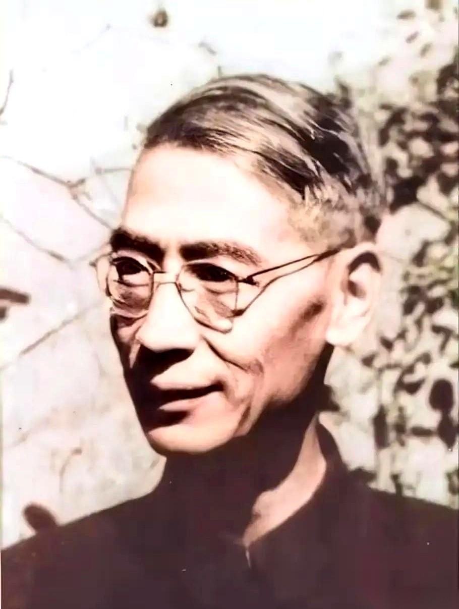 全连大集合，连长点名，开头连喊82个名字。
没有人喘气，底下几百号年轻活人，红着