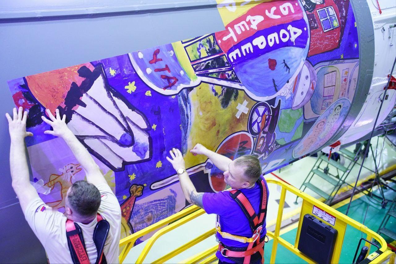 将于11月27日发射的俄罗斯联盟-2.1a运载火箭上装饰着色彩鲜艳的图画，这些是