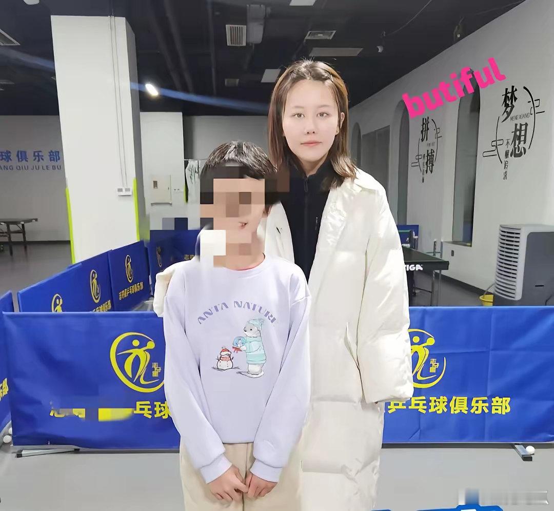 陈幸同果然是很听劝啊！！​这不从印度回来后，把刘海别起来了，这是最新鲜的同同来啦