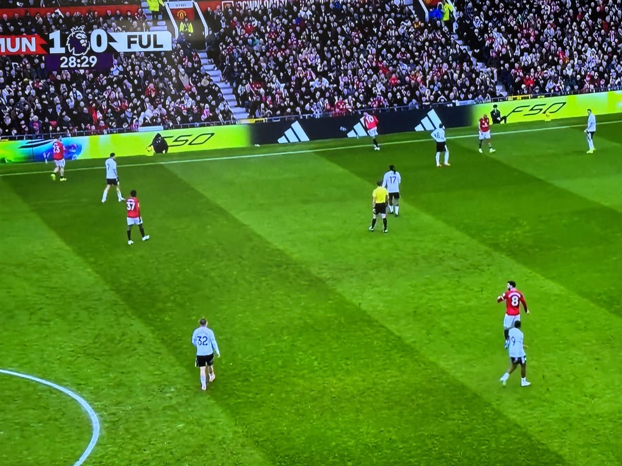 28分钟，B废又开始踢呕气球了啊！
连续2次后场硬要过人丢失球权[发怒]
这小爆