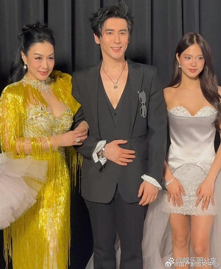 钟丽缇的基因也太绝了！俩女儿一出场直接惊艳全场，走秀气场拉满 