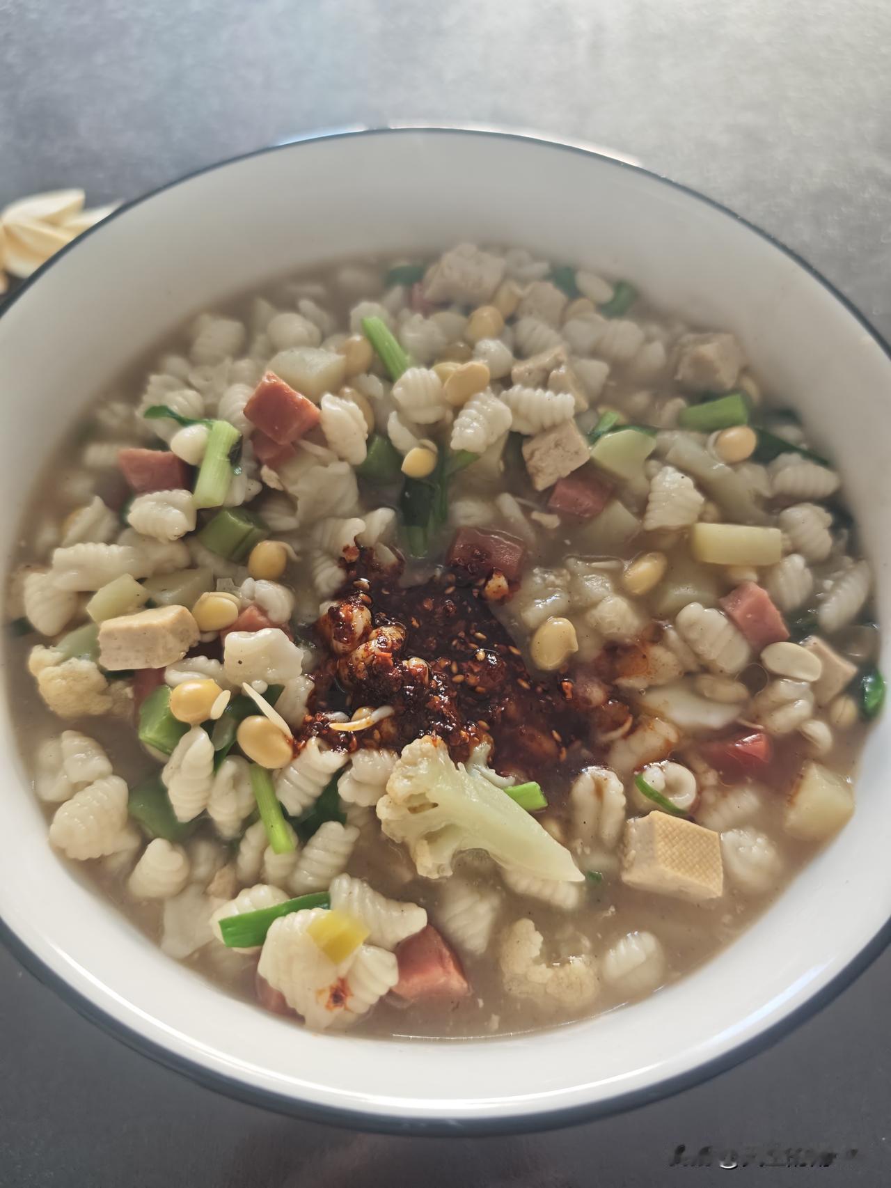 天气冷了多穿点衣服，吃个烩麻食也暖和一下身体。