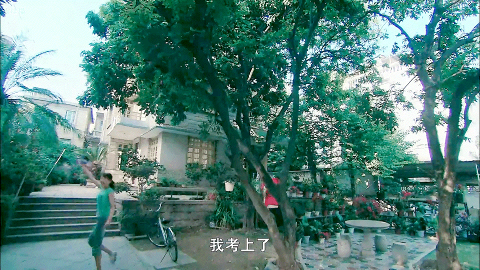 楚雨荨的家是小栋别墅＋奶茶店，就这条件加穷，是真不能理解[捂脸]
编剧啊……得多