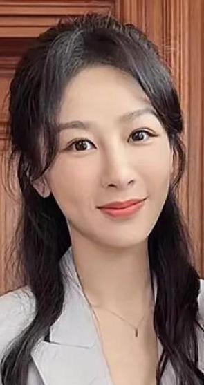 请用一句话形容杨紫杨紫是一个温柔漂亮的女孩。