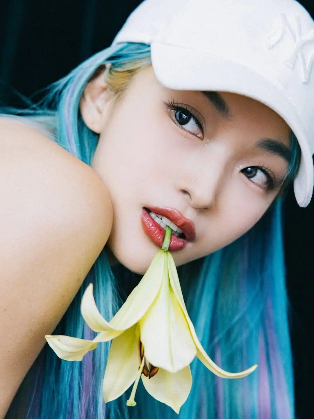 蓝发少女与白花，清新又梦幻的造型艺术，时尚靓丽小清新，人比花美梦幻蓝裙造型 粉花