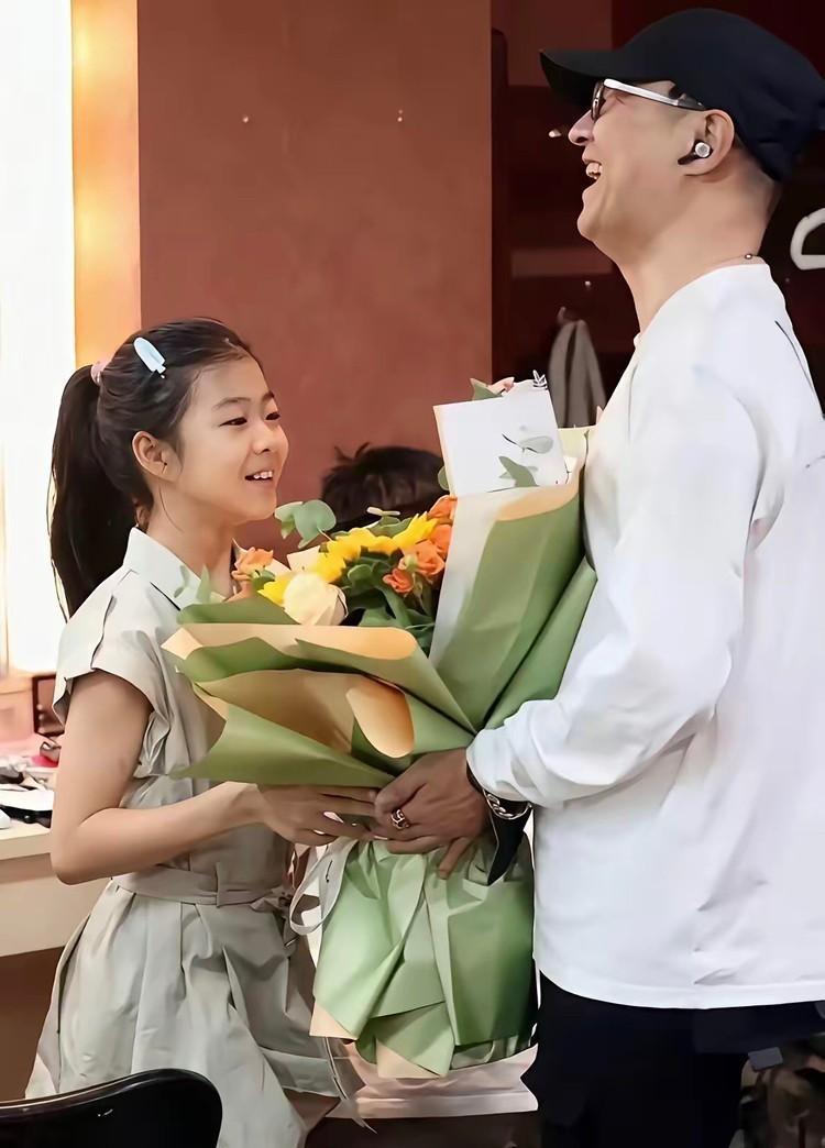 从“抚养权拉锯”到“共同托举”，不交流，不尴尬，却最默契。
北京音乐厅里，醒醒在