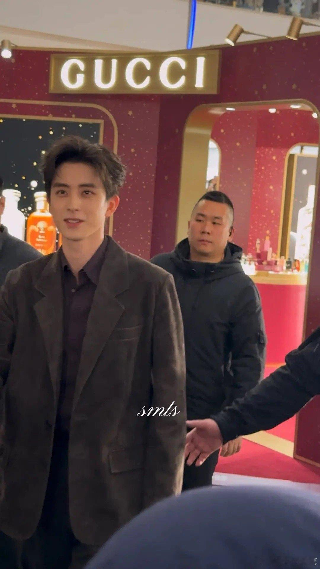 不是，敖瑞鹏这也太会了吧敖瑞鹏线下活动离场前还给粉丝分享了一下香水，就这样勾着笑