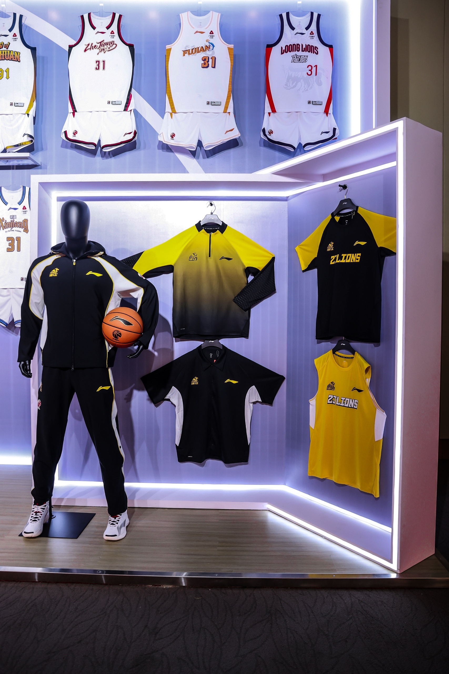 今年CBA装备的亮点：CBA联盟版比赛服：各队的设计，有几款有点我十几年前看CB