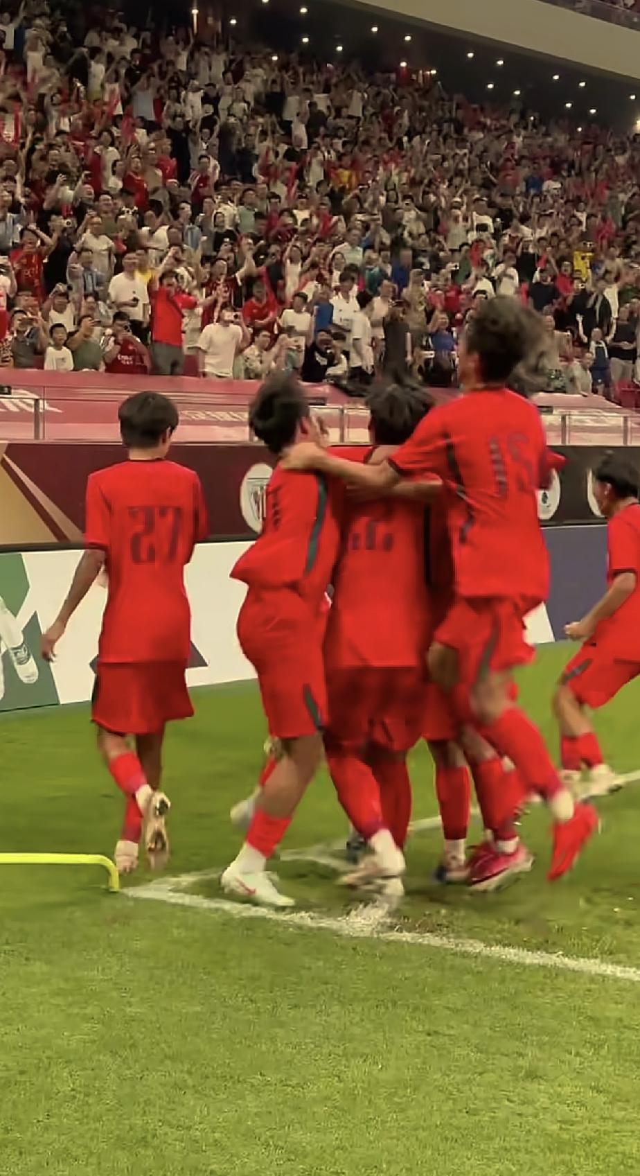 昨晚中国足球精彩不断，在上海举办的明日之星U17冠军赛A组的中国U17少年战胜了