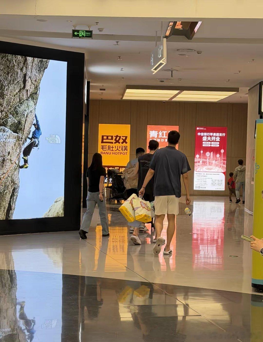 陈盈俊和崔永熙焦泊乔在商场的照片是今天的吗？ 
