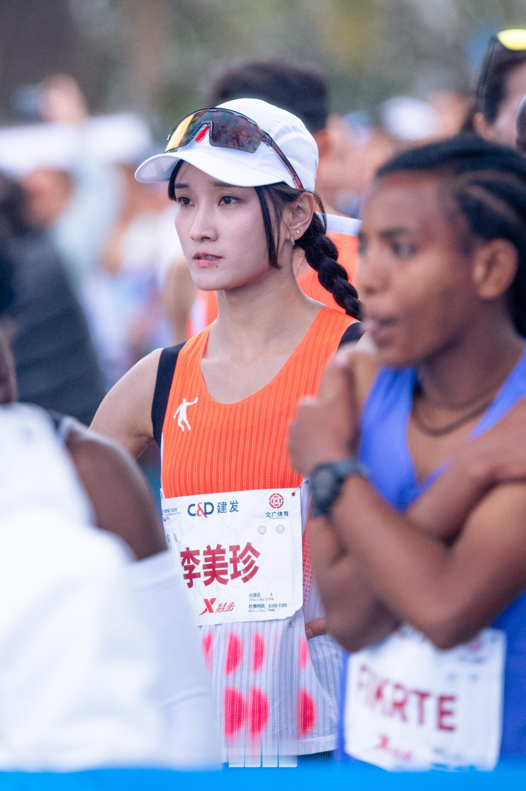 2:30:12李美珍，位列2025厦门马拉松国内女子第二位！ 98跑陪你聊跑步 