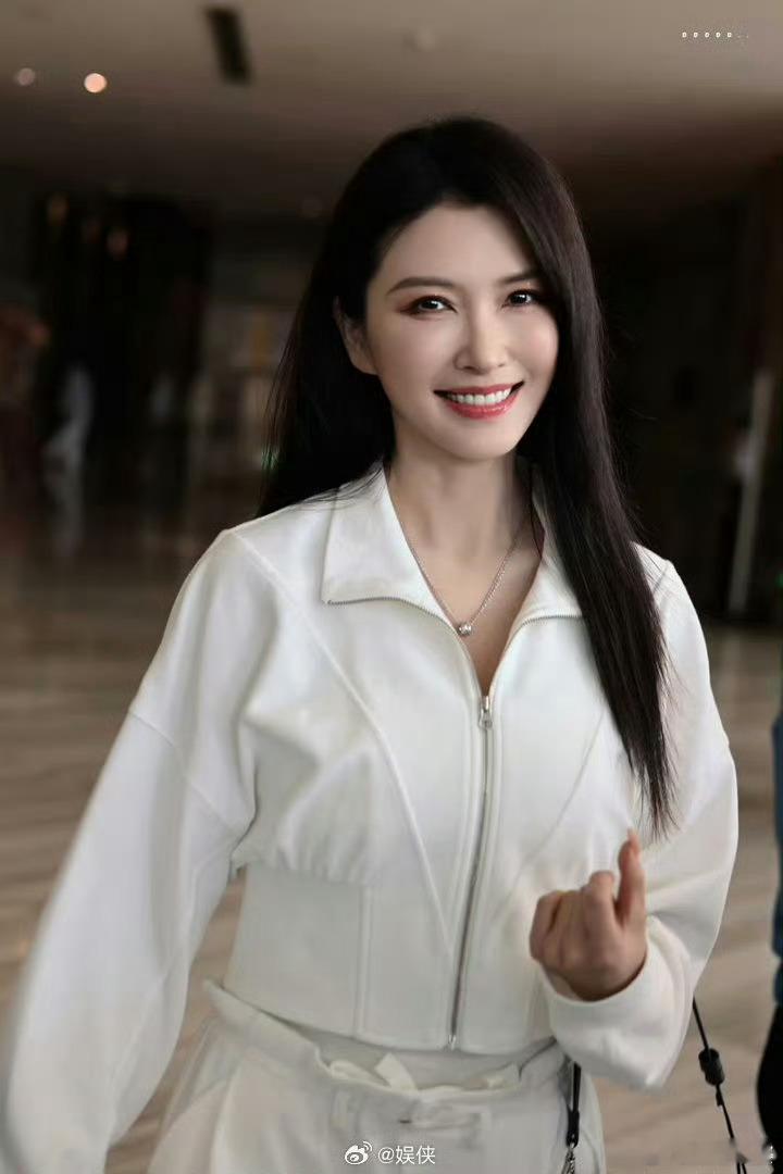 徐洁儿一公倒数第一谁懂啊!听徐洁儿在《乘风2026》一公《雨爱》开口直接鸡皮疙瘩