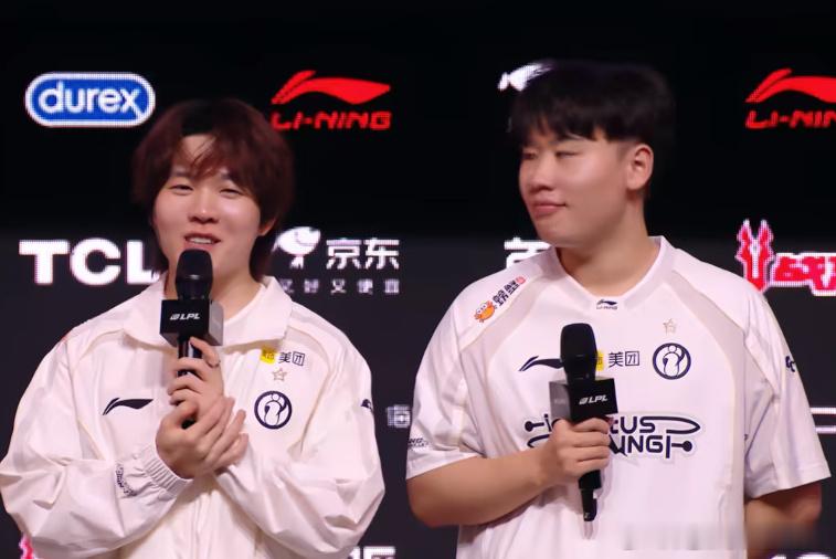 Rookie："胜负的关键在于我们上单的克烈王吧，他撑起了前期做了很多！"点出上