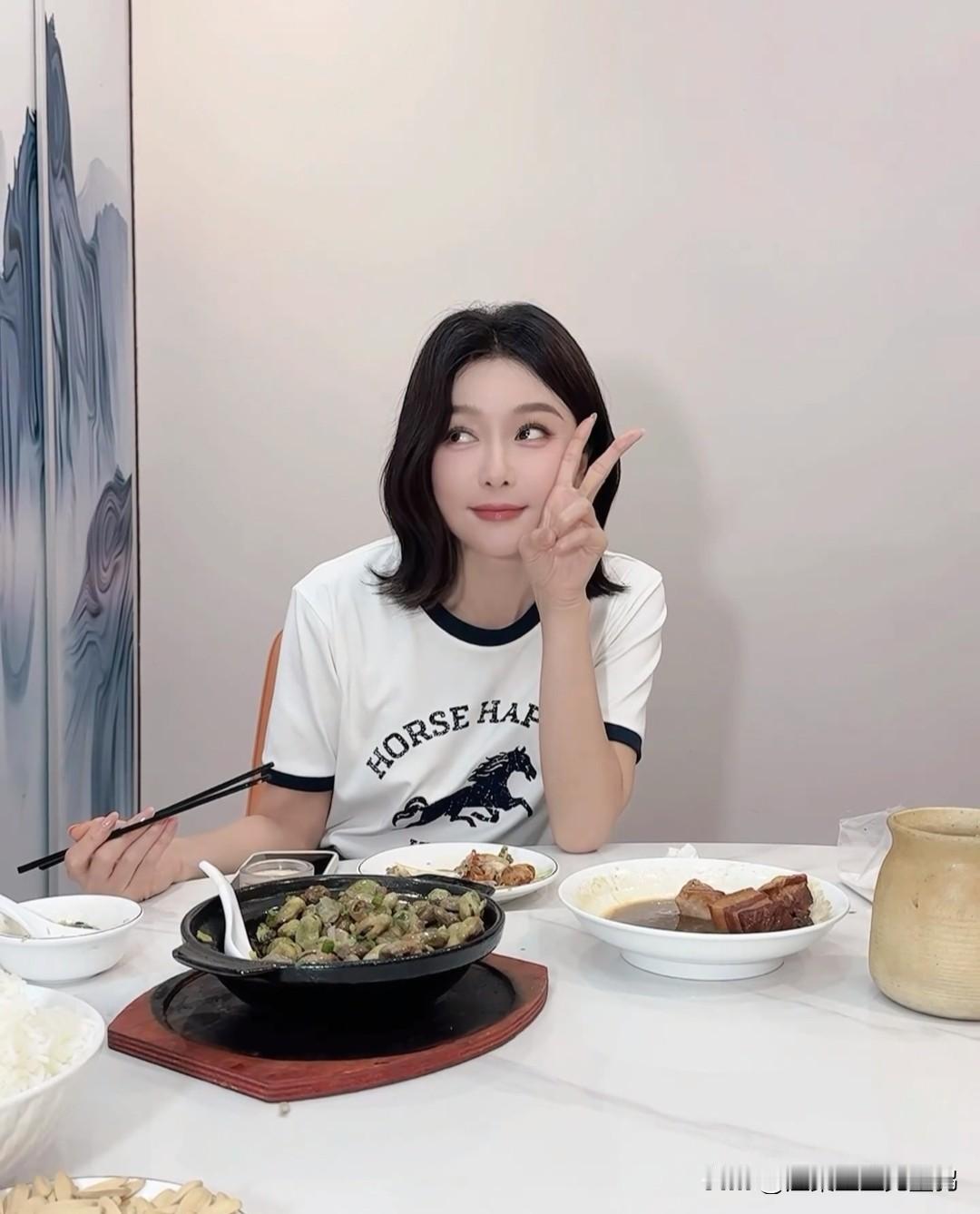秦岚晒干饭库存太会撩！菜比不过人香，这状态嫩成20岁

5月12号下午，点开秦岚