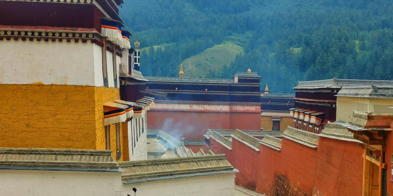 去拉卜楞寺，要么事先好好做攻略，要么去了以后请一个导游好好讲解，否则一大圈看下来