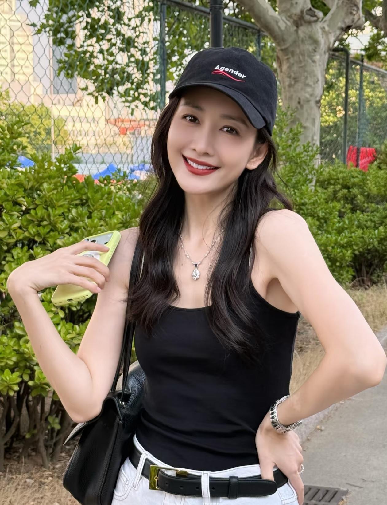 我妹妹在北京上学见过王鸥，
回来后偷偷跟我说，
以后千万别说王鸥是美女了，你是不